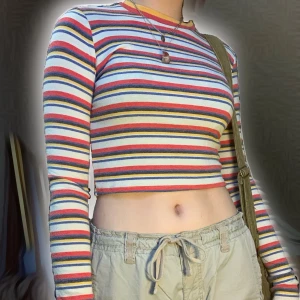 croppad långärmad  - världens finaste randiga tröja från urban outfitters som köptes i london för några år sedan❤️ väldigt skönt tyg och bra kvalitet men lite använd, därav pris 😚 passar till verkligen alla underdelar!!!! 