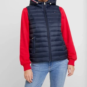 Tommy hilfiger väst - Säljer nu min fina tommy hilfiger väst som passar perfekt nu när våren snart är här! Den är sparsamt använd och är iprincip i nyskick! Nypris 1400kr jag säljer för 400 + frakt