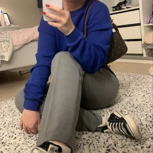 Blå croppad tröja - En blå croppad tröja. Väldigt snygg och lätt att styla.