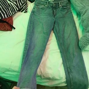 Jeans - Säljer pga garderobsränsning. Dem är i bra skick och frakt ingår inte. Kan sänka pris om du köper flera saker.