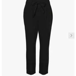 Kostymbyxor med knytning - Svarta kostymbyxor med knytning i storlek xs, längd 30. Snålt använda.