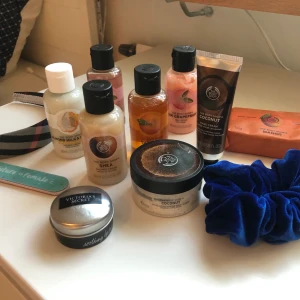 The body shop!!  - The body shop grejer! Pink grapefruit shower hel och gel-lotion, satsuma shower gel, Shea och almond milk & honey shower cream. Coconut scrub och handkräm, en mango tvål plus en nagelfil. En Victoria secret lip balm, en blå scrunchie och ett jätte snyggt rutigt diadem! Alla grejer är oanvända och nypris är 500kr, skriv vad ni är villiga och ge för dem! Säljer bara vid bra bud! 