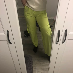 Limegula byxor - Snygga limegula byxor som är perfekta till sommaren, lagom tunna men inte genomskinliga😊 har snygga fickor i midjan och på sidan av benen🥰följer med ett matchande skärp i samma material😊köpta på asos