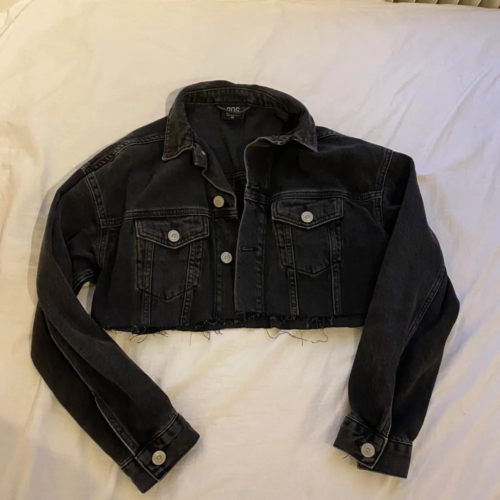 Kort jeansjacka från Urban Outfitters i stl XS. . Jackor.