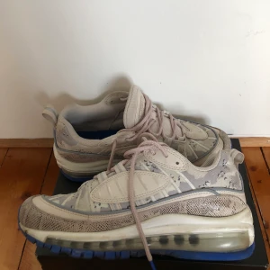 Nike Air Max 98 - Så coola sneakers med ormprint köpta på asos för ett år sedan💙 Knappt använda då de är lite för små för mig så i jättefint skick! Lite små i storleken så skulle nog också passa någon med 37 eller 38. Nypris 2049 kr
