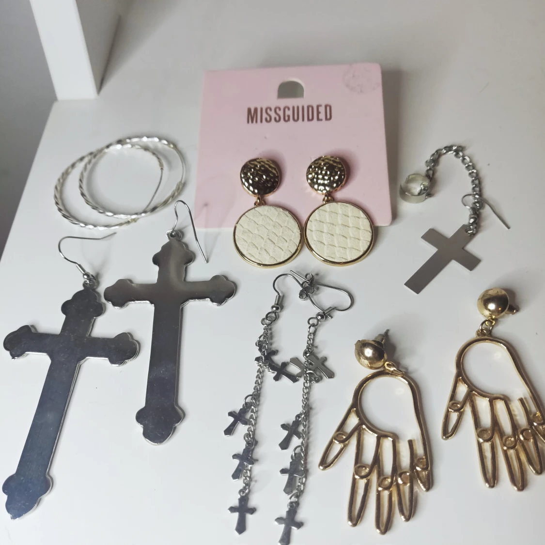 Örhängen i olika motiv och storlekar