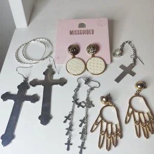 Örhängen i olika motiv och storlekar  - Silver och guldfärgade örhängen i olika storlekar och motiv, alla i gott skick, sista bilden visar baksidan av ena korsörhänget som har lite missfärgning. 1 par för 10kr eller alla för 50kr🥰 frakt 11kr med PostNord (pris går att diskutera) Alla örhängen rengörs innan de skickas. 