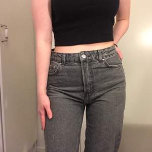 Väldigt snygga och trendiga MOM-jeans! Använda 2-3 gånger