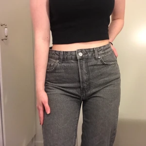 Gråa mom-jeans - Väldigt snygga och trendiga MOM-jeans! Använda 2-3 gånger