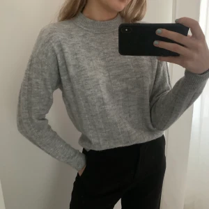 Stickad tröja - En super snygg grå stickad tröja från monki som är randig i materialet. Knappt använd så i väldigt bra skick