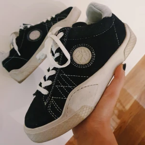 Eytys wave strl 36 - Ett par unika sneakers i mocka och skinn från Eytys. Modellen heter "eytys wave". Väldigt sparsamt använda så dom är i mycket bra skick. Budgivning avslutas 6 januari 18.00