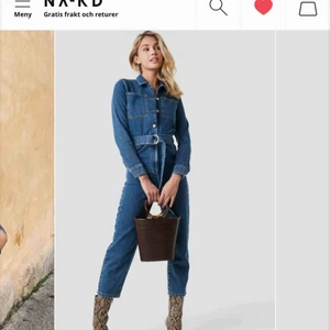  - Superfin denim jumpsuit från NA-KD i storlek 36. Aldrig använd, prislapp finns kvar. Den har inte kommit till användning för mig, därför säljer jag den✨ inköpt för 599 