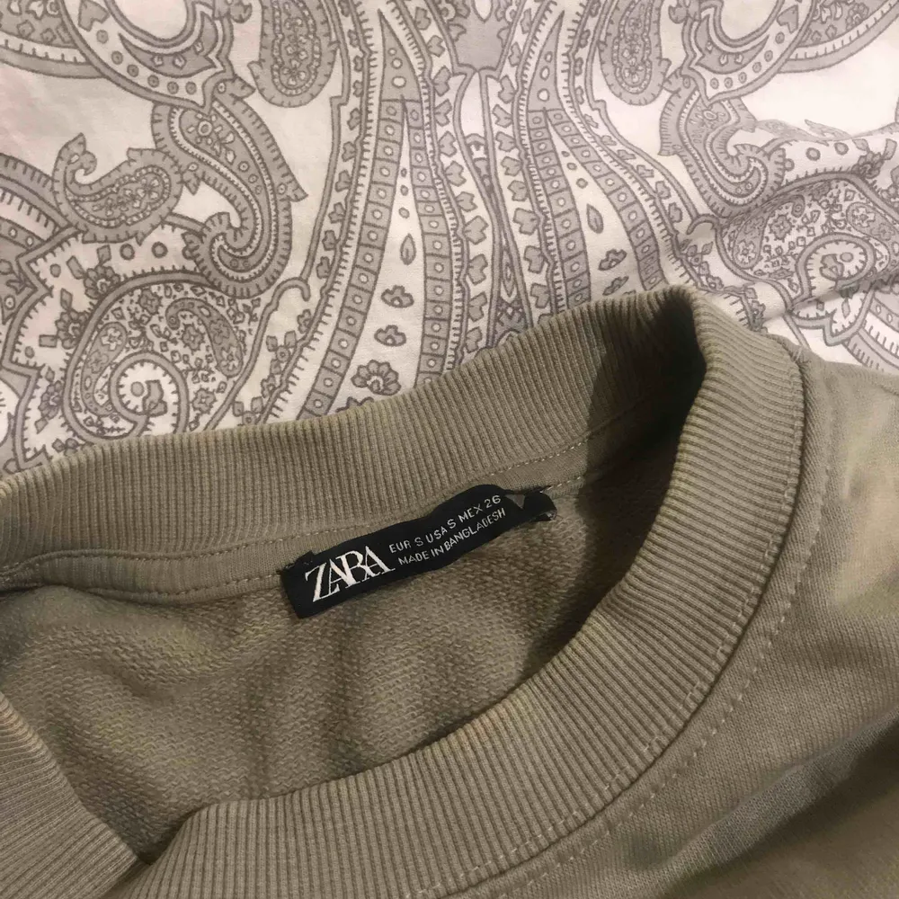 Grön ZARA sweater Lite oversized Knappt använd Köparen står för frakt, kan mötas upp 💕. Tröjor & Koftor.