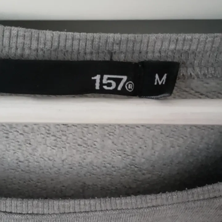 Snygg grå tröja från Lager 157. Varm tröja som passar perfekt nu till hösten. På lappen står det M, men tycker den är mer som en S. Frakt står köpare för!. Tröjor & Koftor.