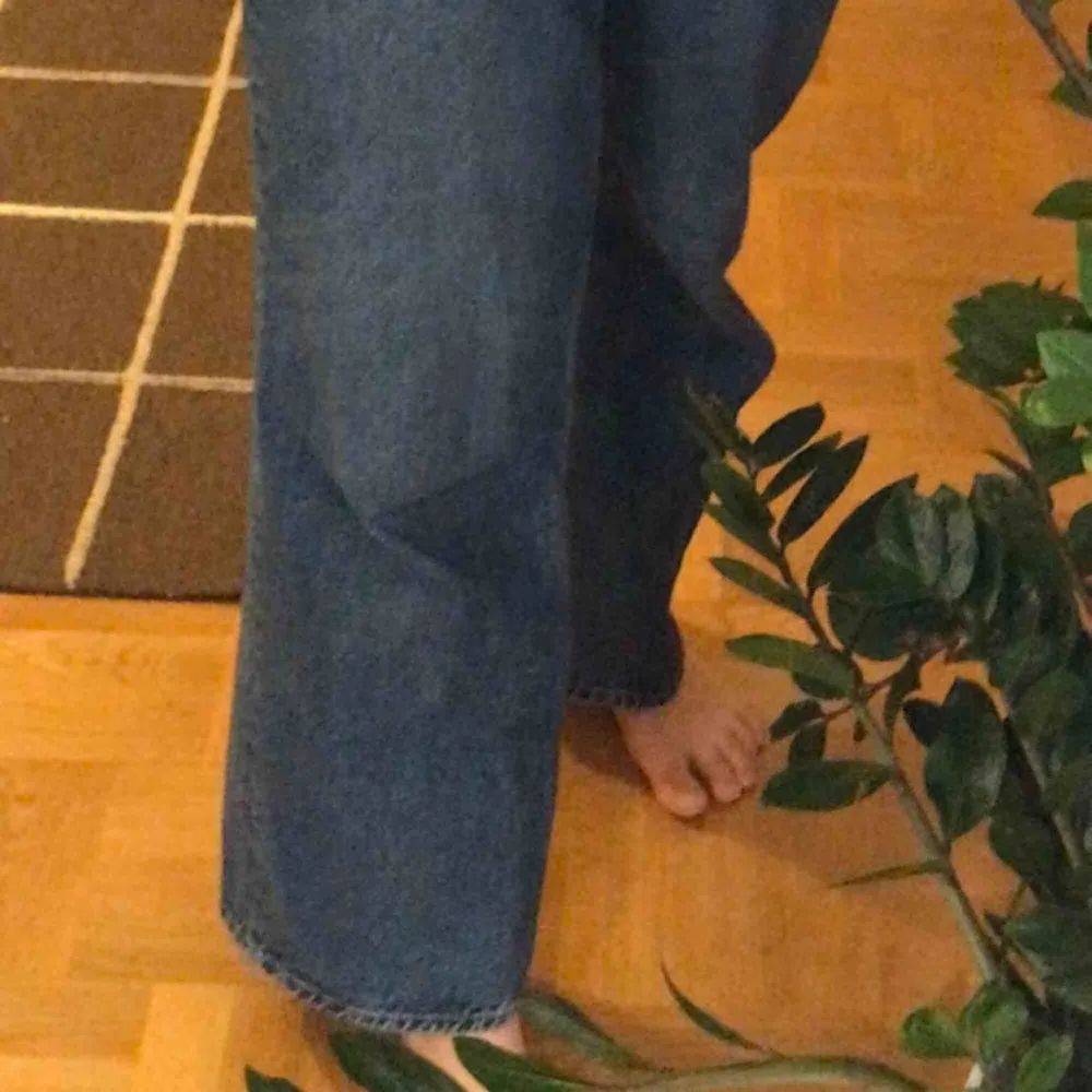 Blå yoko jeans från Monki! Slutsålda i den här färgen på hemsidan :-) storlek 28 vilket motsvarar medium. Spårbar frakt inräknat i priset!. Jeans & Byxor.