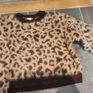  -  Nästan ny   Populär leo stickad tröja från hm. 