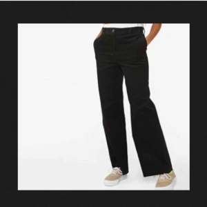  - Supersnygga svarta manchesterbyxor från Monki! Använda, men i gott skick. Frakt tillkommer och betalningen sker via Swish.