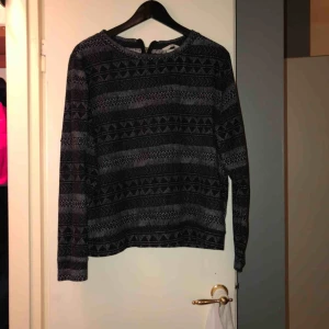  - Mönstrad tröja från hm, lite nopprig i tyget. Köparen står för frakten.