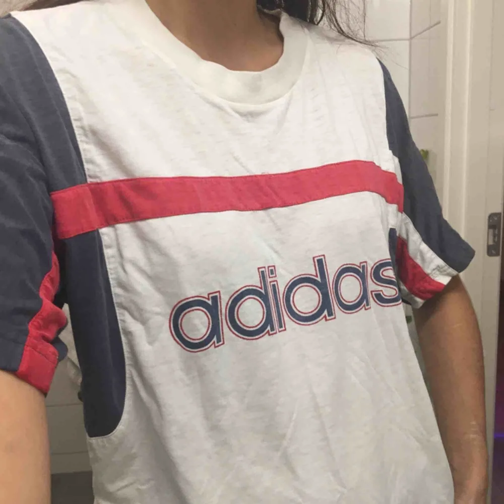 Adidas t-shirt.  (っ◔◡◔)っ MÅTT: Byst: 54cm Längd: 73cm . T-shirts.
