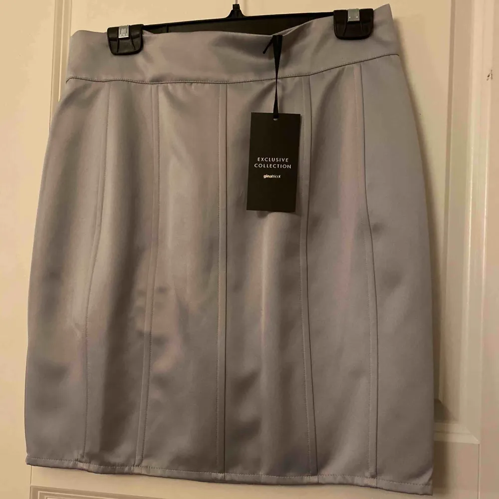 Fin silver-grå kjol ifrån Gina Tricot. Aldrig använd, säljer pågrund av rensning av garderob vid flytt. Kjolar.