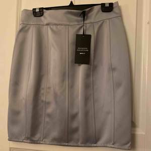 Fin silver-grå kjol ifrån Gina Tricot. Aldrig använd, säljer pågrund av rensning av garderob vid flytt