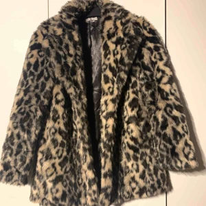  - Leo jacka från Linn Ahlborgs kollektion för NA-KD! Använd endast en gång, så i superbra skick!  Kan fraktas 