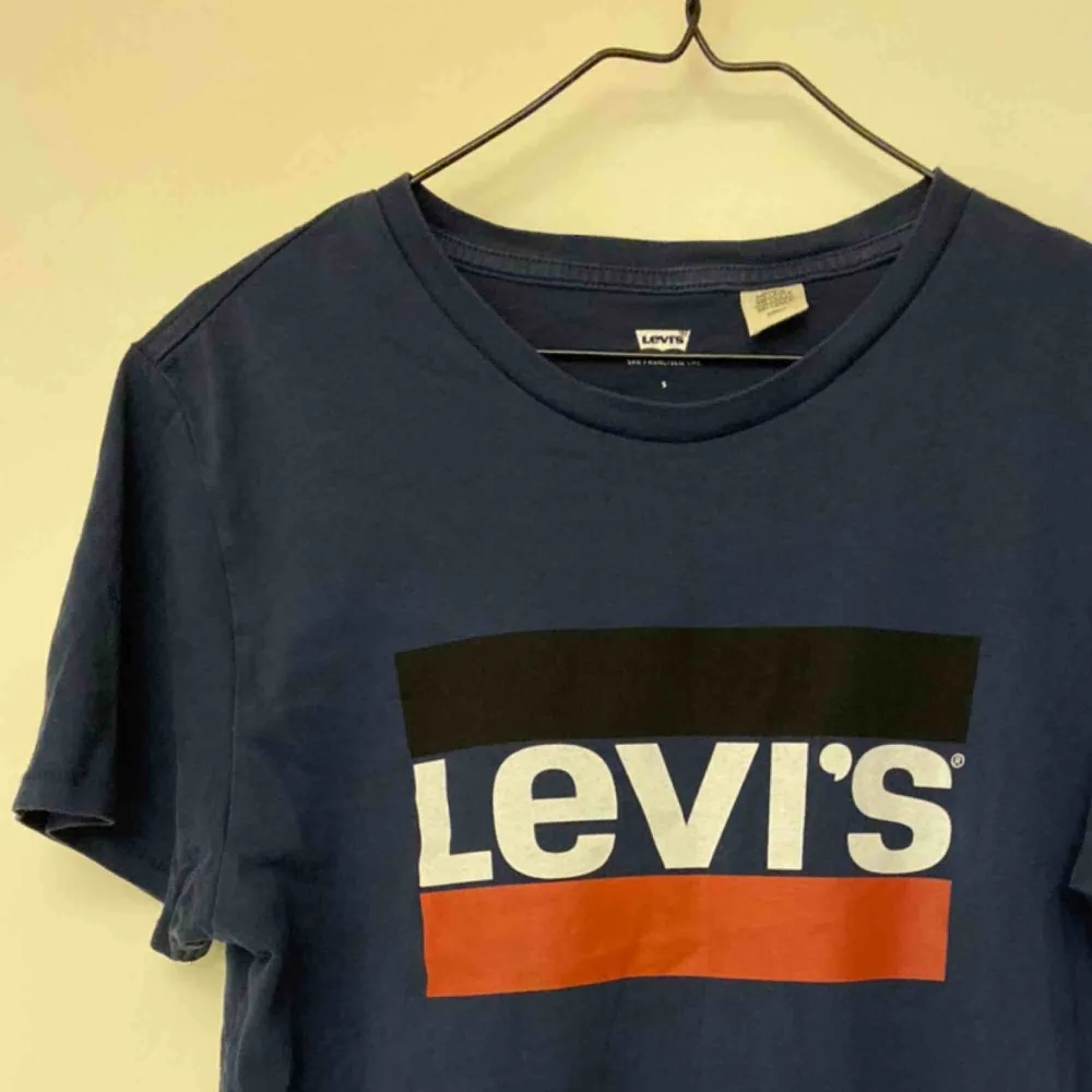 Mörkblå Levi’s tshirt med tryck. Säljes pga använder aldrig. Använd ett fåtal gånger. Pris 70kr + frakt 50kr. . T-shirts.
