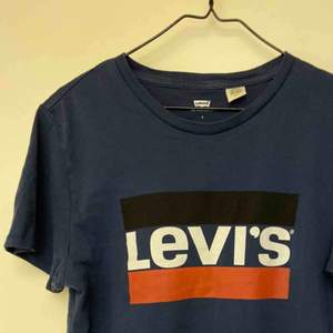Mörkblå Levi’s tshirt med tryck. Säljes pga använder aldrig. Använd ett fåtal gånger. Pris 70kr + frakt 50kr. 
