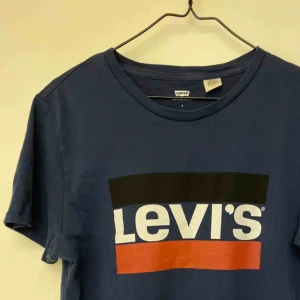  - Mörkblå Levi’s tshirt med tryck. Säljes pga använder aldrig. Använd ett fåtal gånger. Pris 70kr + frakt 50kr. 