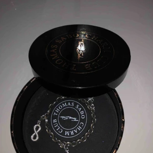  - Säljer mitt Thomas Sabo armband som jag ej riktigt tycker om lika mycket längre. Alla berlocker ingår. Armbandet är i storlek M. Frakten ligger på 42kr kan hå ner 