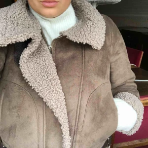  - Brun mocka jacka från Zara. Väldigt oversized XS, passar S/M. Använd fåtal gånger, skriv vid intresse av fler bilder. Köparen står för frakt, pris kan diskuteras vid snabb affär!