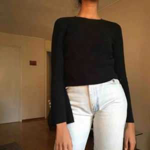 - Svart långärmad tröja med utsvängda armar! 🖤 Vita prickar från en kofta jag hade på mig innan.  :)