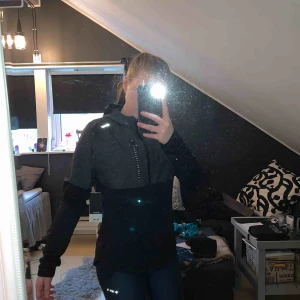  - Helt ny löparjacka med lappen kvar! Jätteskön men använder ej! Nypris 400kr