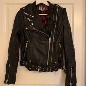  - Äkta Jofama nu Kenza skinnjacka i stl 40. Aldrig använd, så i perfekt skick.   Pris: 1000 kr + ev frakt. Finns i Göteborg 