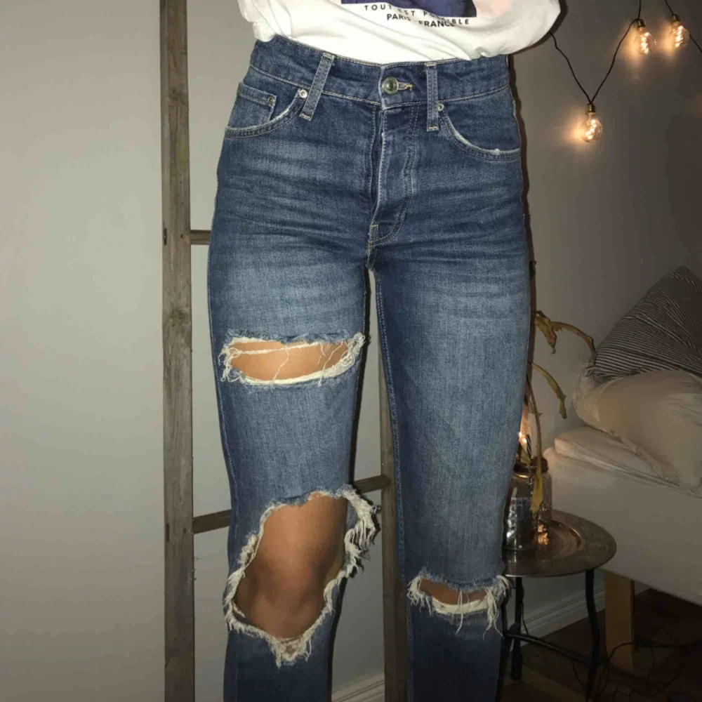Ett nästan helt oanvända jeans, köptes för ca 1år sedan. Stretchiga, sitter bra och fint på kroppen. Hör gärna av dig vid frågor och pris 💞⚡️Jag är en S/36 och är 175cm lång. Frakt: 50kr . Jeans & Byxor.