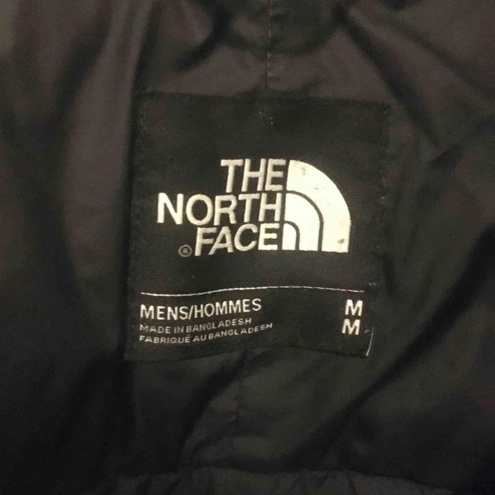 En north face jacka, jackan är använd två vintrar och är i bra skick. Lite små ”hål” där dun sticker ut, pris kan diskuteras . Jackor.