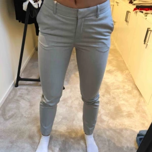 - Ljusgrå kostymbyxor från hm. Knappt använda. Säljer för de är för små för mig. Frakt tillkommer! 