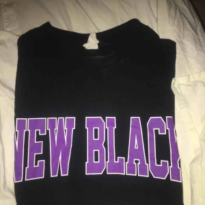  - Såå snygg t-shirt från New black!!🤘🤘 Köpt på junkyard för 299kr, endast provad🤩🤩🤩Den är unisex