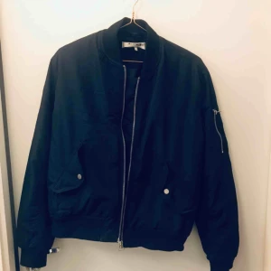  - Marinblå bomberjacka från Urban Outfitters. Fodrad med silverdetaljer. Nypris 1000kr 