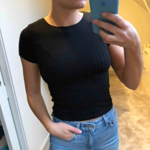  - Ribbad kortärmad från bikbok. Frakt tillkommer! 