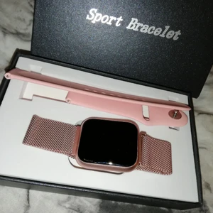  - Vattentät klockan, kan räkan dina kalorier och din sömn. Den kan även byta bild på skärmen, vattentät och se om någon ringer å kan se på meddelandet. Nypris kostar ca1200kr mittpris 400kr har 2st en svart å en rosa