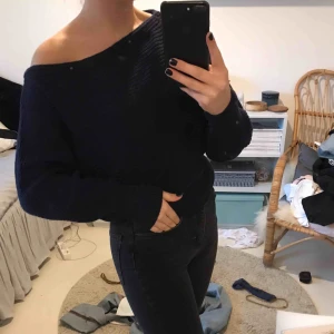  - En marinblå populär stickad one shoulder tröja från NAKD, inte använd mycket! 
