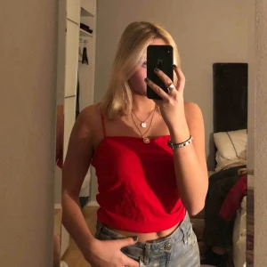  - Rött ”spagetti” linne ifrån Gina💕 