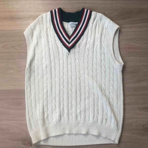  -  !TRENDIG SWEATER VEST!  TVÄRBALL STICKAD VÄST INKÖPT SECOND HAND. FETT BRA FÖR LAYERING NU I VINTER.  SPARSAMT ANVÄND  KÖPARE STÅR FÖR FRAKT ELLER MÖTS UPP I STHLM