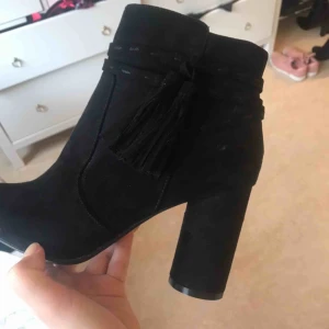  - Oanvända boots med klack, dem är oanvända för att dem är lite för stora för mig. 