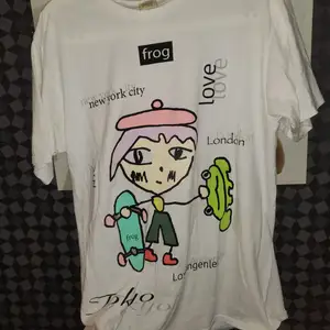 Frog skateboards T-shirt Medium Använt 3 gånger   Mötas upp i Norrköping eller köparen står för frakten 