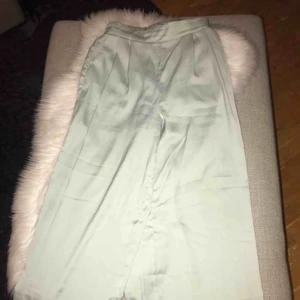  - Sköna fladdriga ljusgröna byxor från Monki. Storlek XS. 