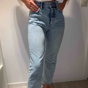  - Mom jeans i ljus tvätt, raw hem