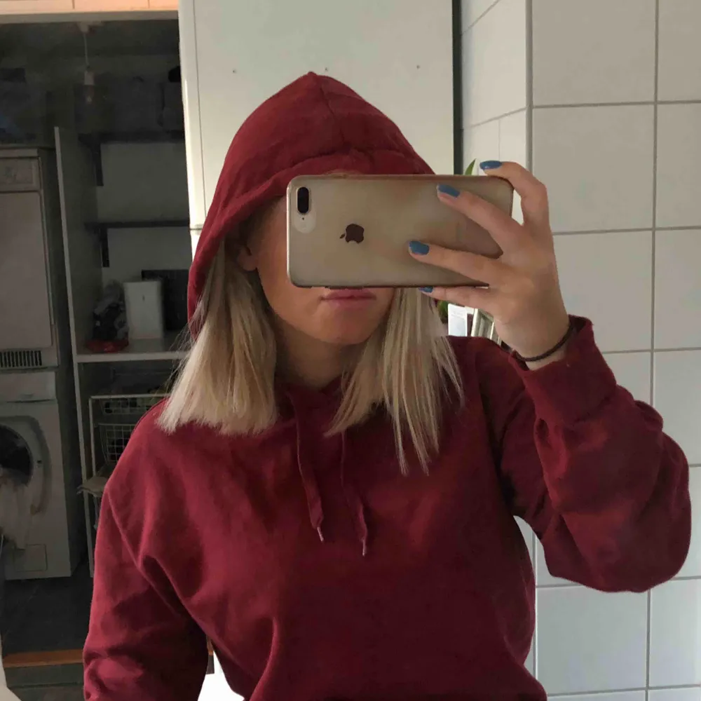 Suupermysig varm hoodie i en fin vinröd färg från Cubus! Endast andvänd en gång så kvaliten är så gott som ny🤗  Den har även en ficka där fram vilket dock ej framgår på bilderna, skriv för fler bilder💞💞. Hoodies.