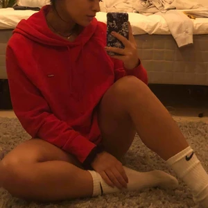  - Skit snygg röd Levi’s hoodie!! Använt endas en gång. Ny pris 700